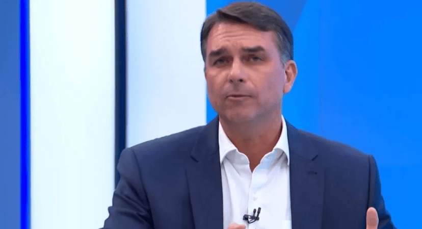Voo de Flávio Bolsonaro e família deixa Equador com destino a Miami, nos EUA
