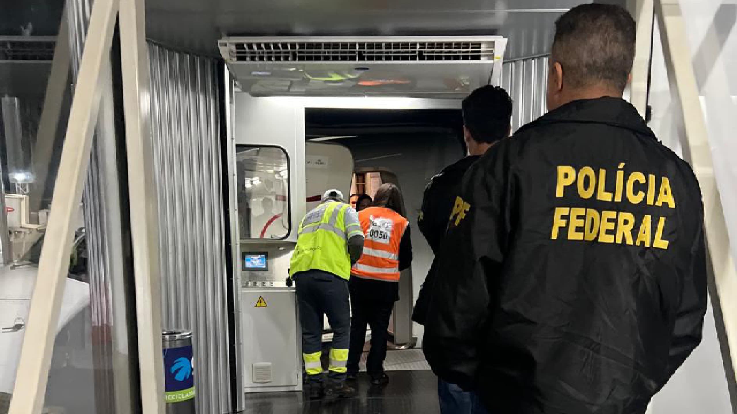 Quatro passageiros são retirados de avião após um deles fazer 'piada' com bomba em bagagem, no Paraná