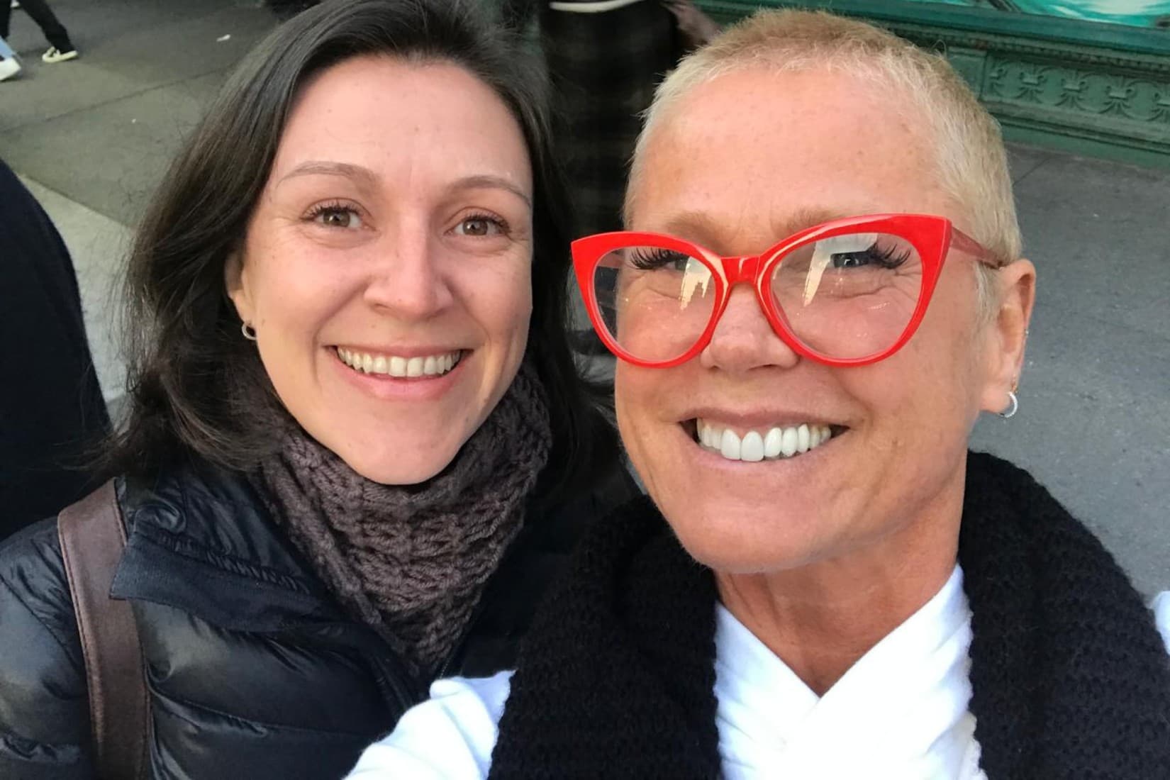 Fã da Xuxa viaja de Nova York a Curitiba para show e leva nave da artista tatuada na pele: 'Sou fanática'