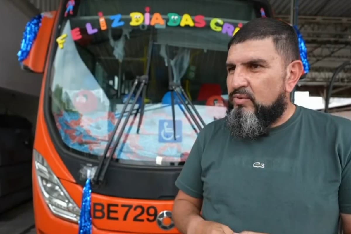 Há 12 anos, motorista de ônibus de Curitiba distribui brinquedos de graça no Dia das Crianças, dentro do coletivo: 'Uma satisfação'