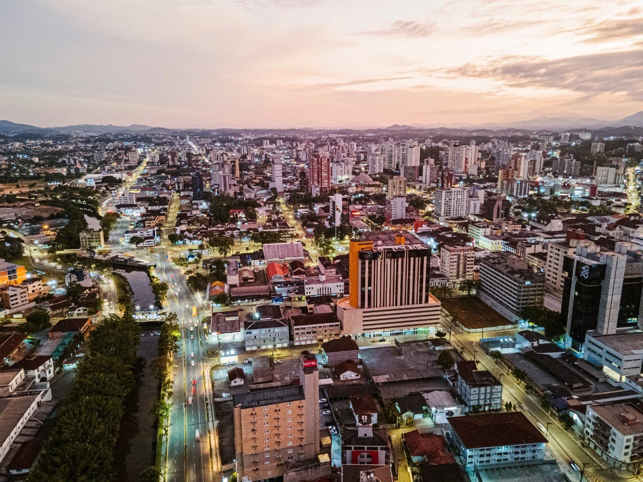 Ministério Público apura se van de prefeitura do PR abandonou pessoas em situação de vulnerabilidade em SC