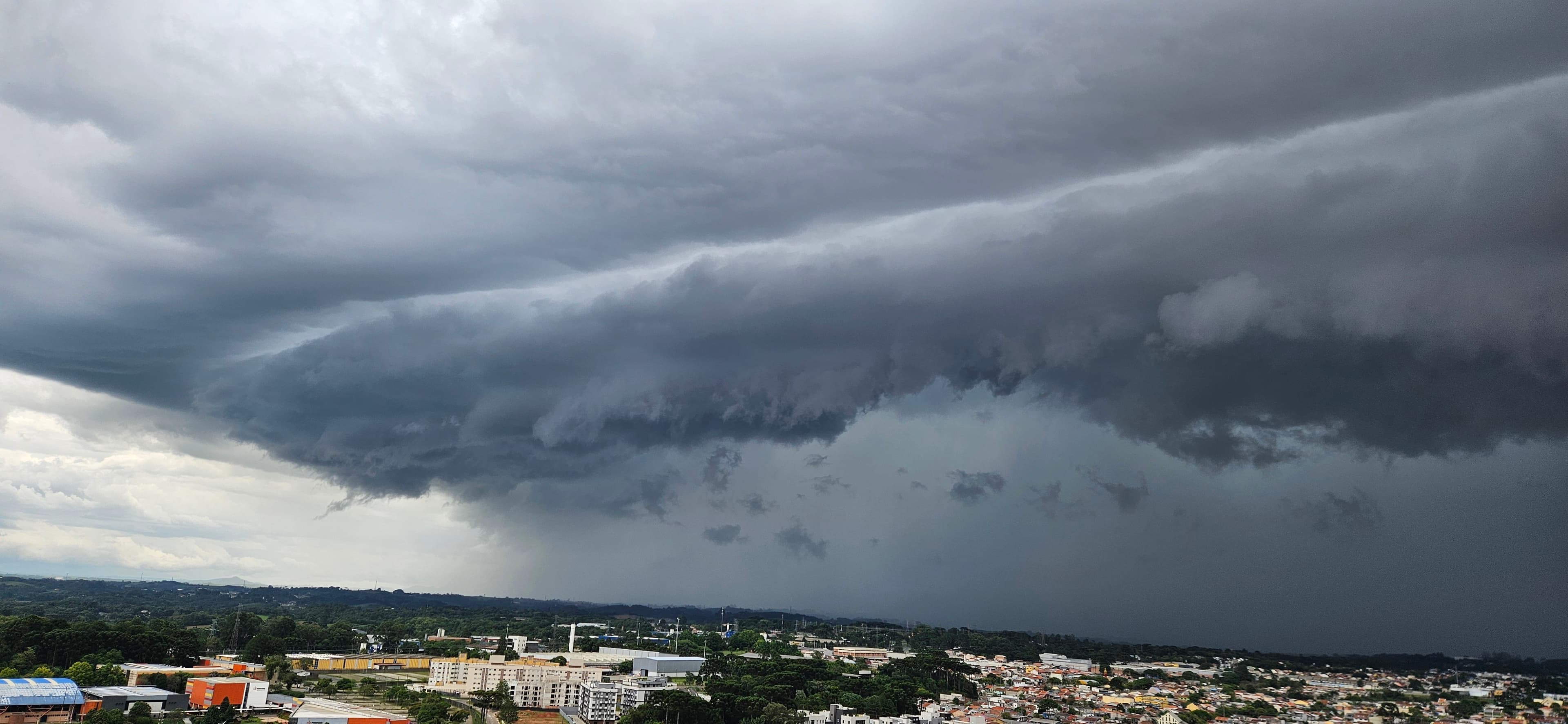 Paraná recebe novo alerta laranja de tempestades com granizo e ventos de até 100 km/h; veja previsão do tempo