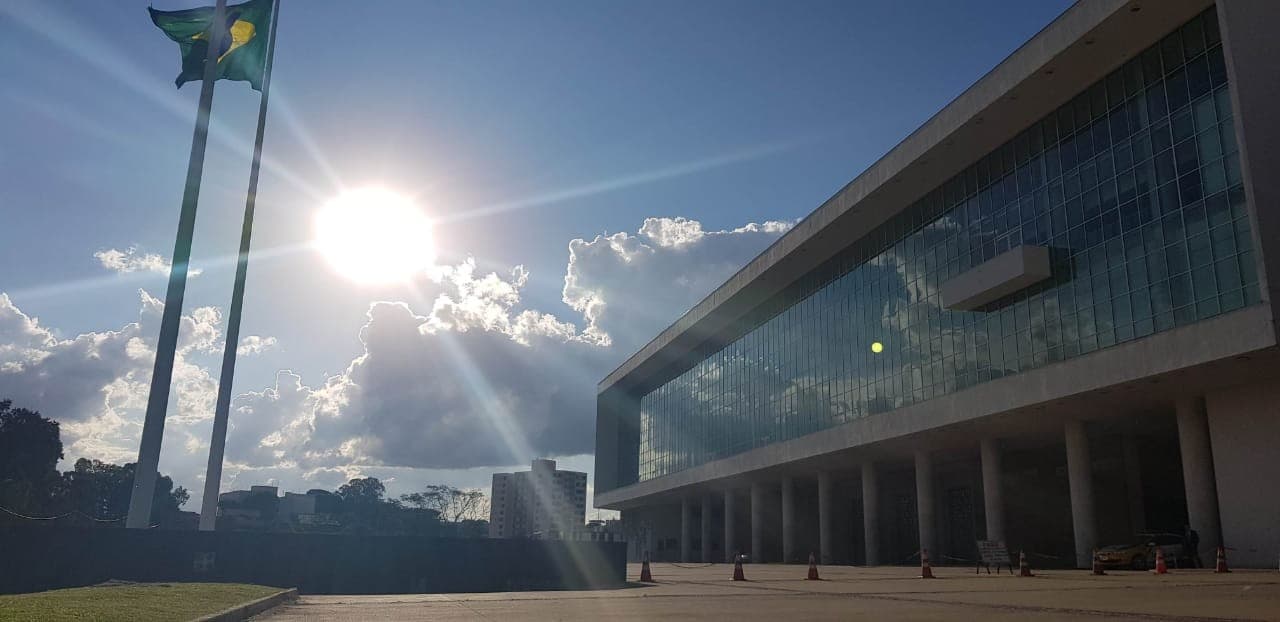 Candidatos ao governo do Paraná intensificam ações nas ruas com caminhadas e carreatas