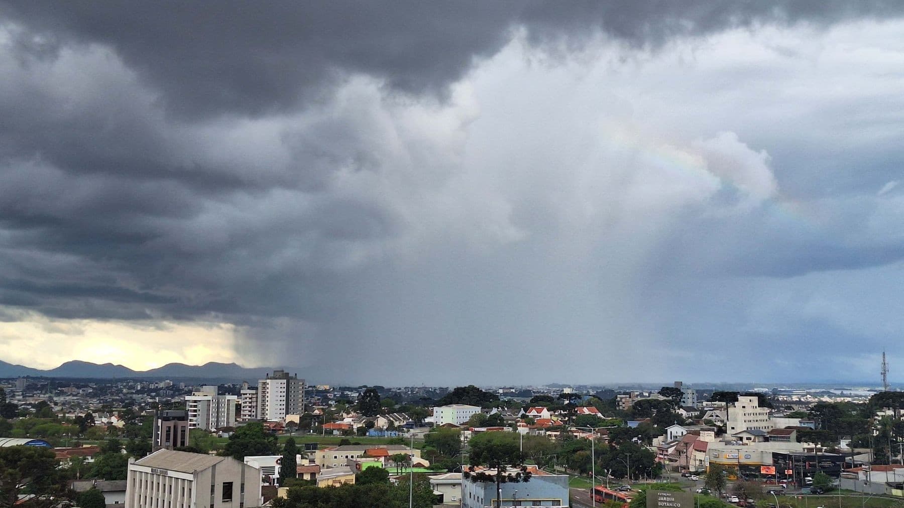 Paraná tem três alertas para tempestades no fim de semana de eleições, com risco de granizo e ventos acima de 100 km/h; veja onde