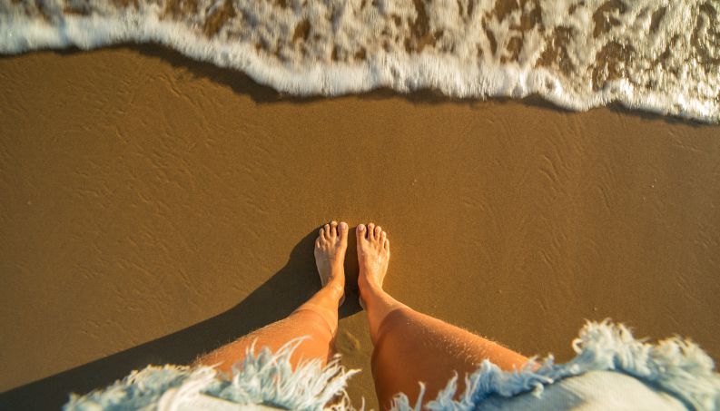 Tudo na praia te faz bem: a água, a brisa, o tato, os sons e até ...