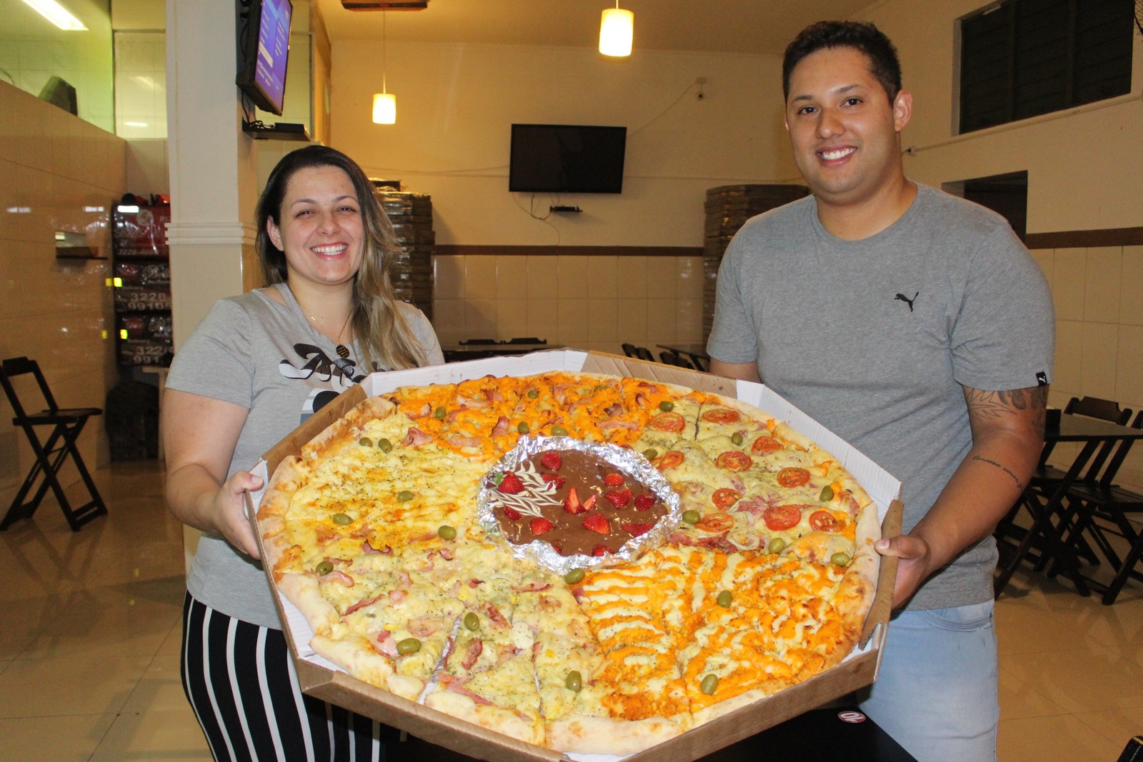 Pizza Gigante Com 64 Pedacos Faz Sucesso Em Pizzaria Especialista Em Exagero 98fm Curitiba Sintonize 98 9