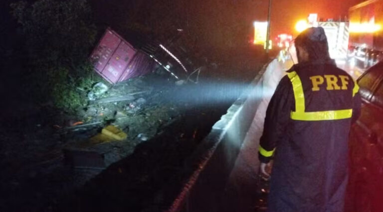 Carreta container tomba sobre van e mata nove pessoas de equipe de remo na BR-376