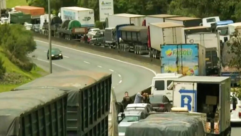 BR-376 é liberada quase 14 horas após tragédia; São mais de 22km de lentidão